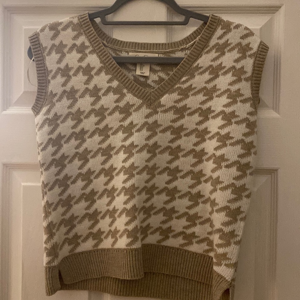 Jessica Simpson Tan and white sweater vest